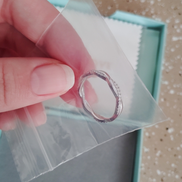 Elegant Silver Twisted Moissanite Band Ring - Picture 3 of 8